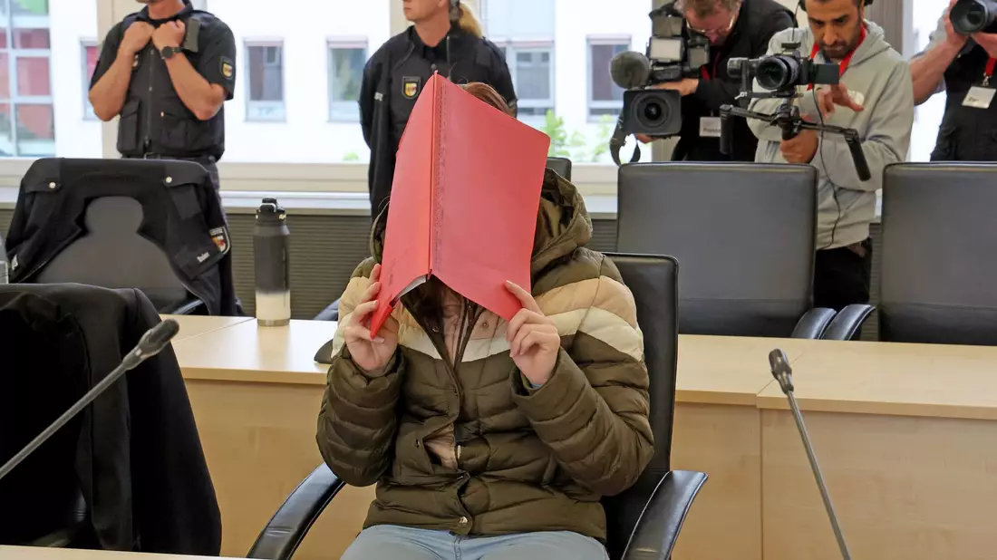 Am Landgericht Rostock wird der Prozess um den gewaltsamen Tod des achtjährigen Fabian aus Güstrow fortgesetzt. - Bild: Bernd Wüstneck/dpa