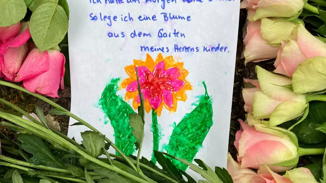 Eine Frau hat mit einem gemalten Bild eine emotionale Botschaft hinterlassen.  - Bild: Andre Jahnke/dpa