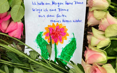 Eine Frau hat mit einem gemalten Bild eine emotionale Botschaft hinterlassen.  - Foto: Andre Jahnke/dpa