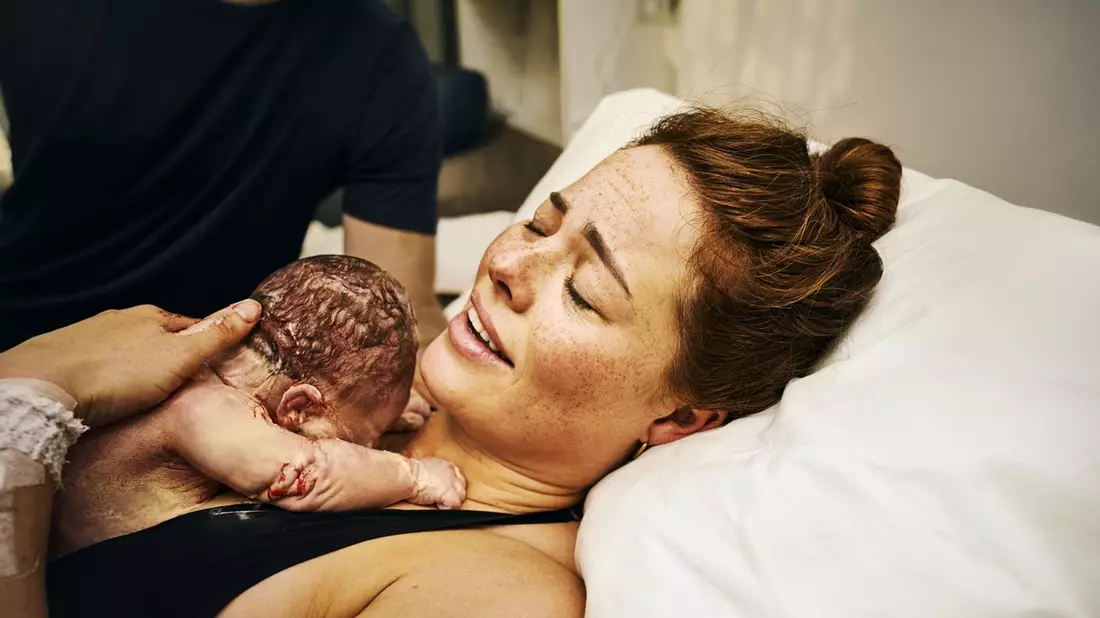 A mom is born / Wenn ein Baby geboren wird, wird auch eine Mutter geboren / Auch eine frischgebackene Mutter braucht ein ganzes Dorf zur Unterstützung - Share the Care! - Bild: presseportal.de