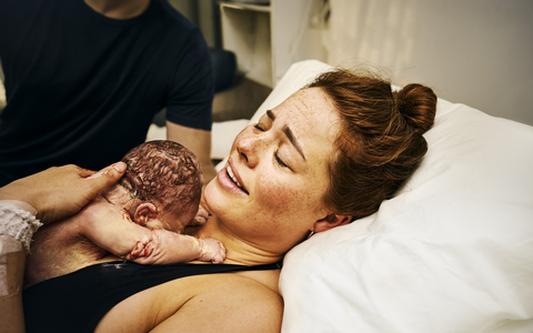 A mom is born / Wenn ein Baby geboren wird, wird auch eine Mutter geboren / Auch eine frischgebackene Mutter braucht ein ganzes Dorf zur Unterstützung - Share the Care! - Foto: presseportal.de