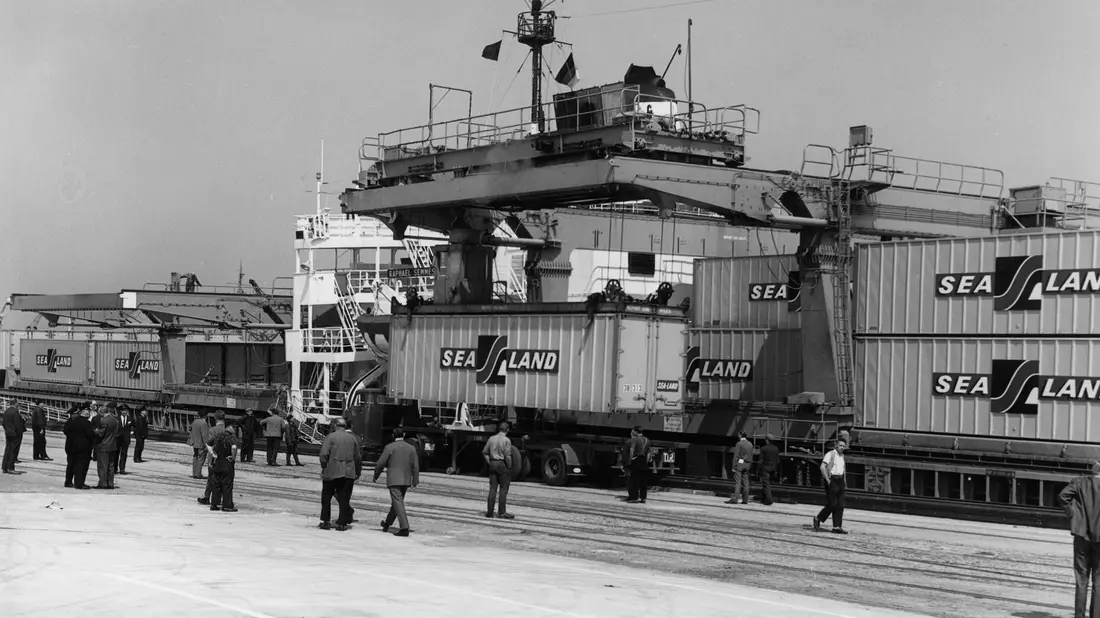 Im Mai 1966 wurden die ersten Container in einem deutschen Hafen an Land gebracht - in Bremen.  - Bild: -/BLG LOGISTICS/dpa