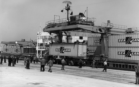 Im Mai 1966 wurden die ersten Container in einem deutschen Hafen an Land gebracht - in Bremen.  - Foto: -/BLG LOGISTICS/dpa