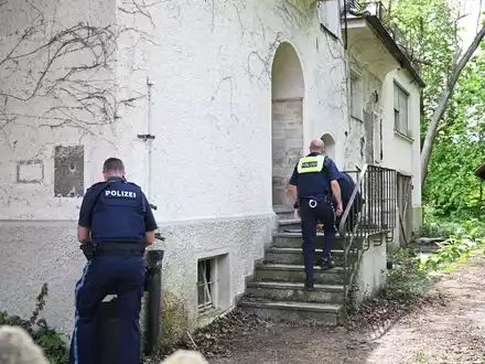Die Leiche war in einem leerstehenden Gebäude entdeckt worden. - Foto: Stein/swd-medien/dpa