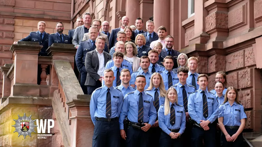 POL-PPWP: Polizei Westpfalz begrüßt 18 neue Einsatzkräfte - Bild: presseportal.de