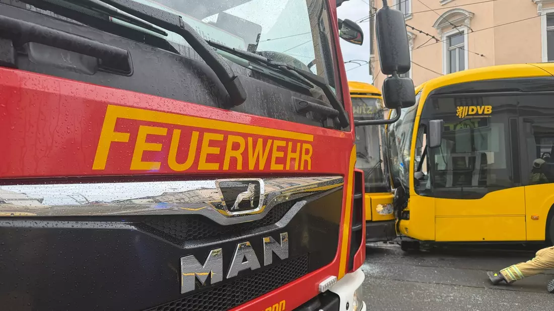 FW Dresden: Verkehrsunfall zwischen einer Straßenbahn und einem Linienbus der Dresdner Verkehrsbetriebe - mehrere Verletzte - Bild: presseportal.de