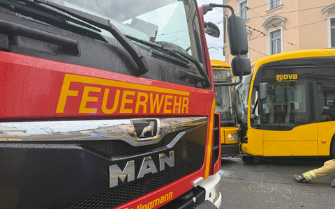 FW Dresden: Verkehrsunfall zwischen einer Straßenbahn und einem Linienbus der Dresdner Verkehrsbetriebe - mehrere Verletzte - Foto: presseportal.de