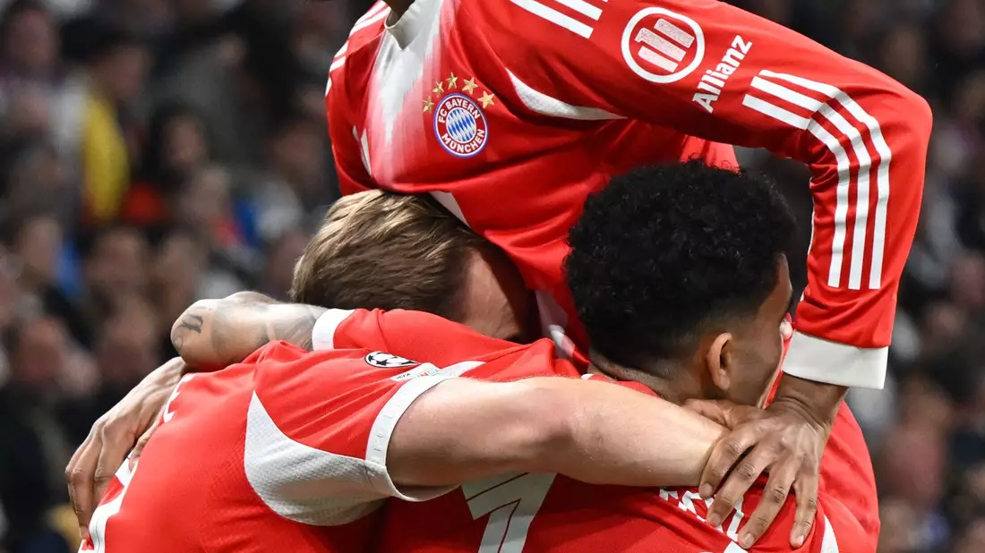 Bayerns Trumpf: Der 100-Tore-Sturm mit Harry Kane (l), Luis Díaz (r) und Michael Olise (oben) vereint beim Jubel. (Archivbild) - Bild: Peter Kneffel/dpa