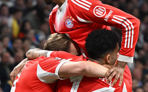 Bayerns Trumpf: Der 100-Tore-Sturm mit Harry Kane (l), Luis Díaz (r) und Michael Olise (oben) vereint beim Jubel. (Archivbild) - Foto: Peter Kneffel/dpa
