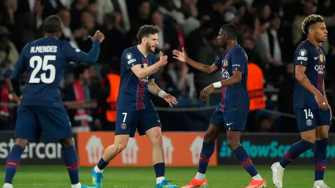 Sie muss die Bayern-Abwehr aufhalten: Chwitscha Kwarazchelia (l) und Ousmane Dembélé trafen beim irren 5:4 in Paris jeweils zweimal. (Archivbild)  - Bild: Christophe Ena/AP/dpa