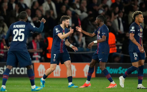 Sie muss die Bayern-Abwehr aufhalten: Chwitscha Kwarazchelia (l) und Ousmane Dembélé trafen beim irren 5:4 in Paris jeweils zweimal. (Archivbild)  - Foto: Christophe Ena/AP/dpa