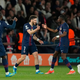 Sie muss die Bayern-Abwehr aufhalten: Chwitscha Kwarazchelia (l) und Ousmane Dembélé trafen beim irren 5:4 in Paris jeweils zweimal. (Archivbild)  - Foto: Christophe Ena/AP/dpa