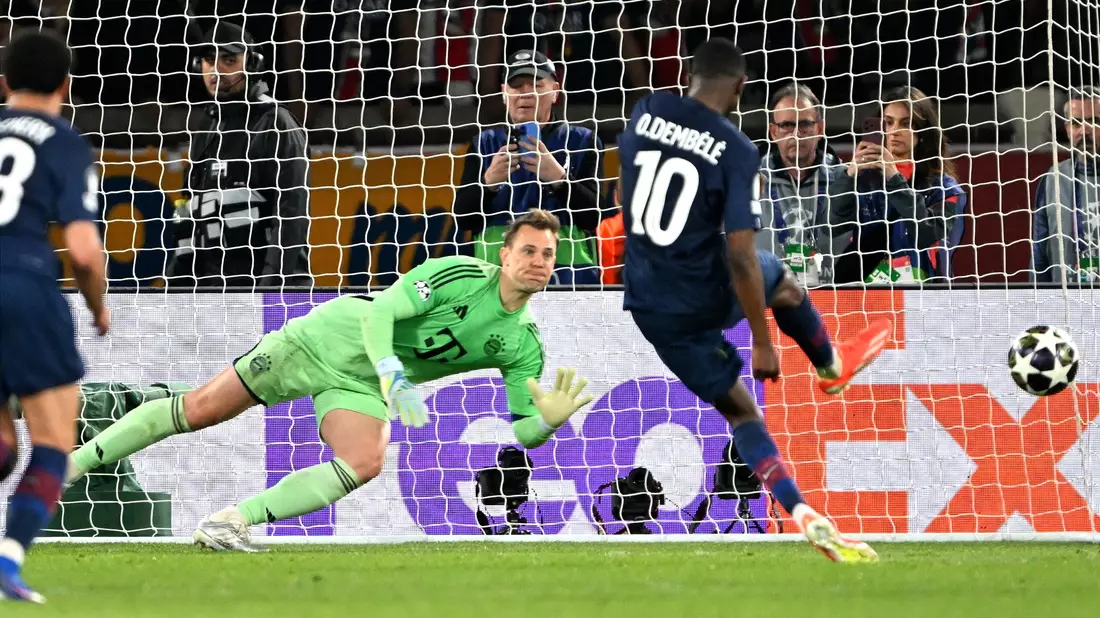 Im Hinspiel fünfmal machtlos, im Rückspiel Bayerns X-Faktor? Manuel Neuer beim Elfmetertor von Ousmane Dembélé. (Archivbild) - Bild: Federico Gambarini/dpa