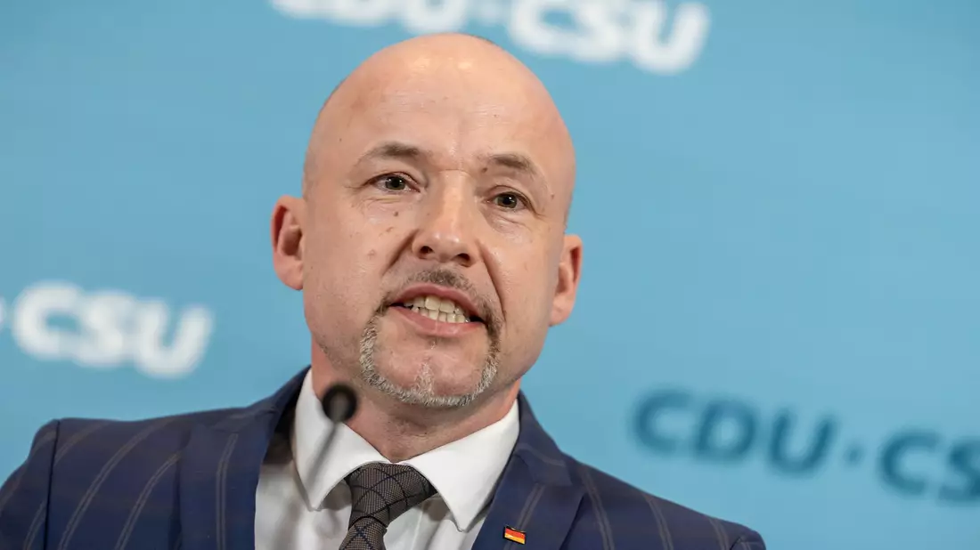 Die CSU will einen Truppenabzug aus Bayern nicht einfach so hinnehmen. - Bild: Michael Kappeler/dpa