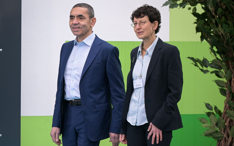 Biontech-Gründer Ugur Sahin und Özlem Türeci scheiden aus dem Unternehmen aus. (Archivbild) - Foto: Sebastian Christoph Gollnow/dpa