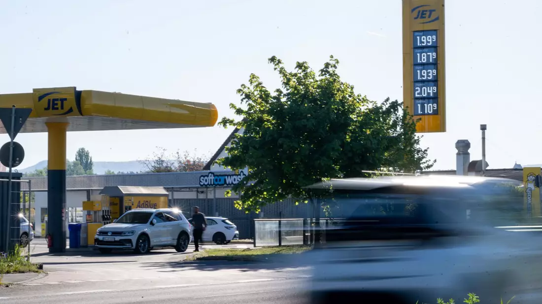 Vormittags fallen die Spritpreise teilweise unter 2 Euro. (Archivbild) - Bild: Pia Bayer/dpa