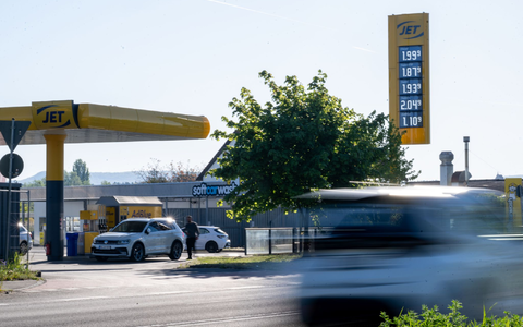 Vormittags fallen die Spritpreise teilweise unter 2 Euro. (Archivbild) - Foto: Pia Bayer/dpa