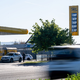 Vormittags fallen die Spritpreise teilweise unter 2 Euro. (Archivbild) - Foto: Pia Bayer/dpa