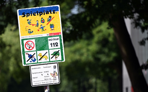 So sehen viele Kölner Spielplatz-Schilder bislang aus - sie sollen erneuert werden. (Archiv) - Foto: Federico Gambarini/dpa