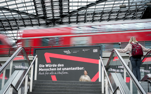 Neben Sicherheitsmaßnahmen sollen Plakate in Bahnhöfen und Bahnen für weniger Gewalt sorgen.  - Foto: Kay Nietfeld/dpa