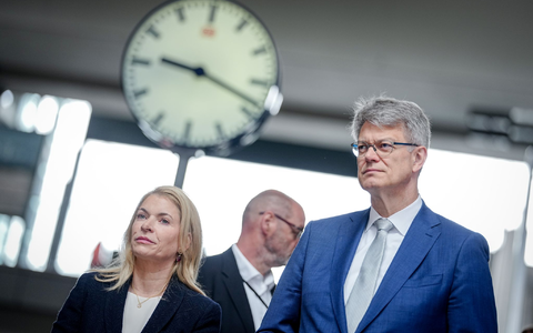 Palla und Schnieder setzen auf Verantwortung von Fahrgästen.  - Foto: Kay Nietfeld/dpa