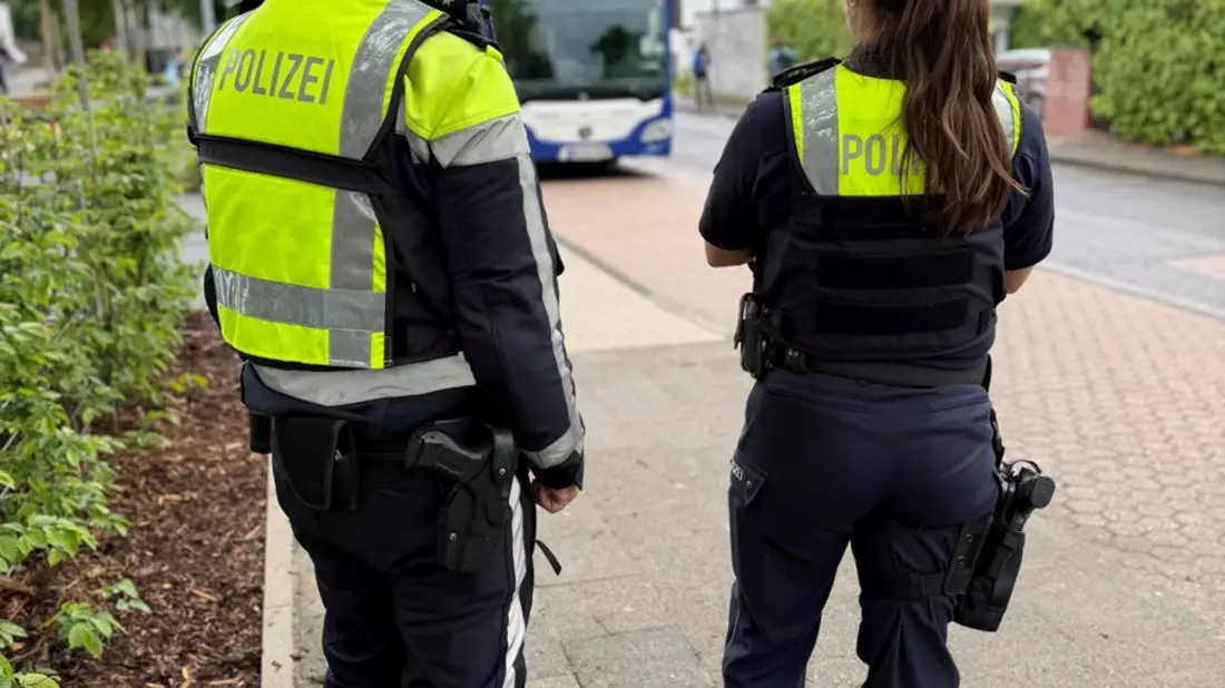 POL-DN: Polizei und Ordnungsamt kontrollieren Halteverbot an der Anne-Frank-Gesamtschule - Fokus auf Aufklärung und Sicherheit - Bild: presseportal.de