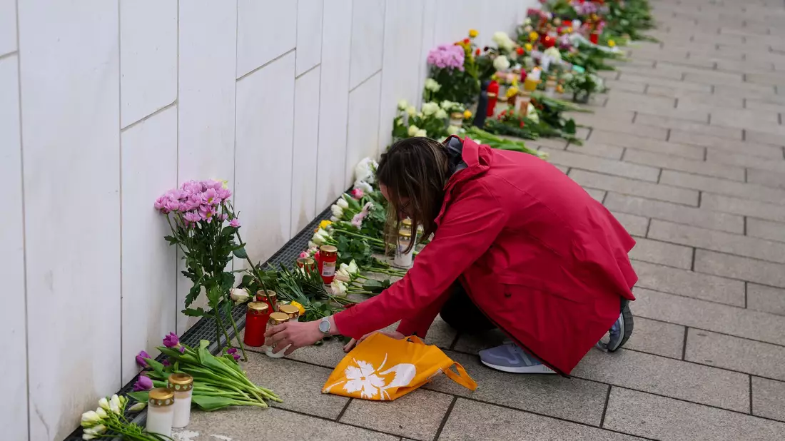 Vor dem Paulinum in Leipzig entsteht nach der Amokfahrt ein zentraler Gedenkort. - Bild: Jan Woitas/dpa