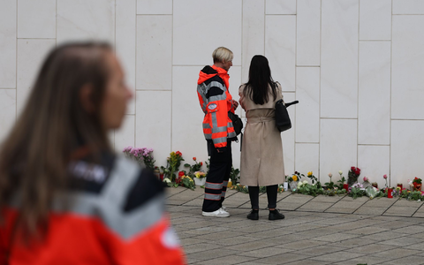 Blumen und Kerzen vor dem Paulinum erinnern an die Opfer der Amokfahrt. - Foto: Jan Woitas/dpa