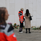 Blumen und Kerzen vor dem Paulinum erinnern an die Opfer der Amokfahrt. - Foto: Jan Woitas/dpa