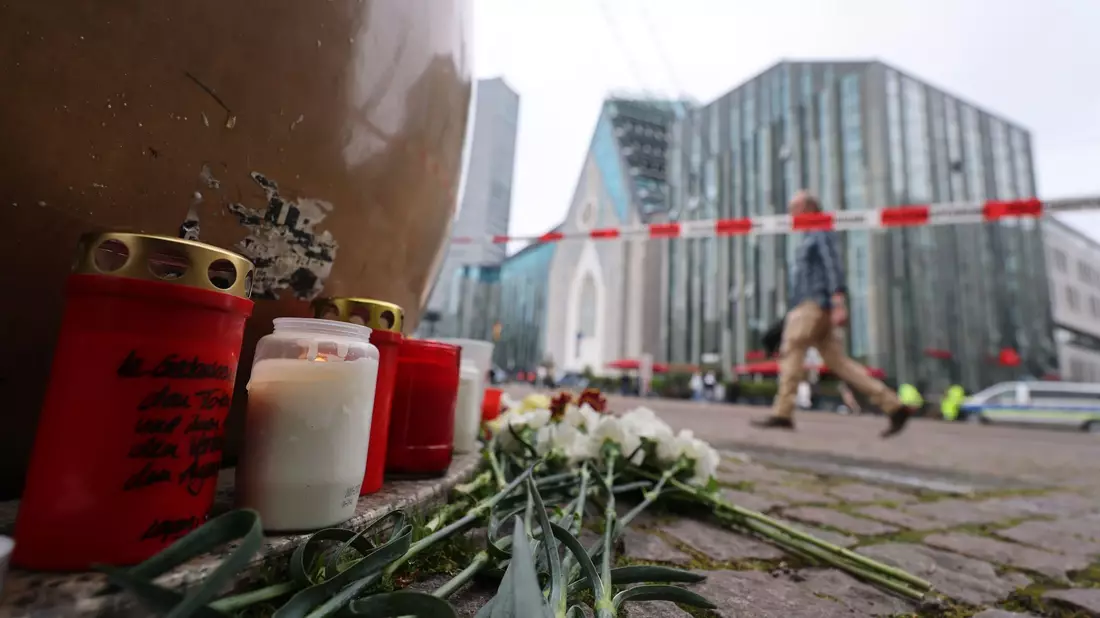 Es wird der Todesopfer gedacht.  - Bild: Jan Woitas/dpa