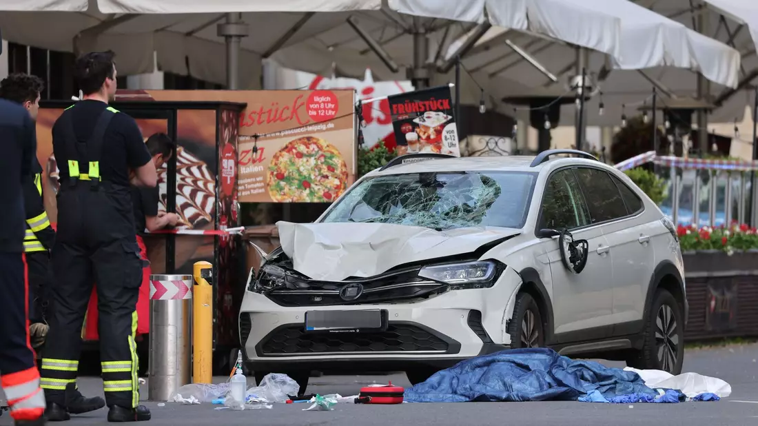 Zwei Menschen sind tot, nachdem am Montagabend ein Mann mit einem Auto in eine Menschengruppe in Leipzig gefahren ist. - Bild: Jan Woitas/dpa