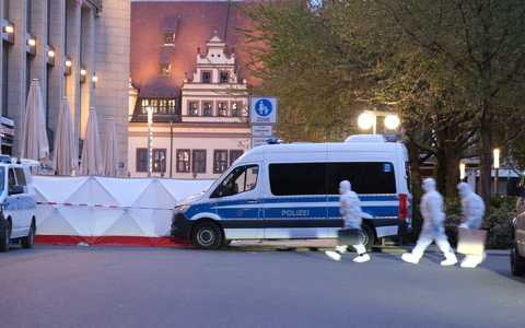 Kriminaltechniker gehen zum Tatfahrzeug.  - Foto: Sebastian Willnow/dpa