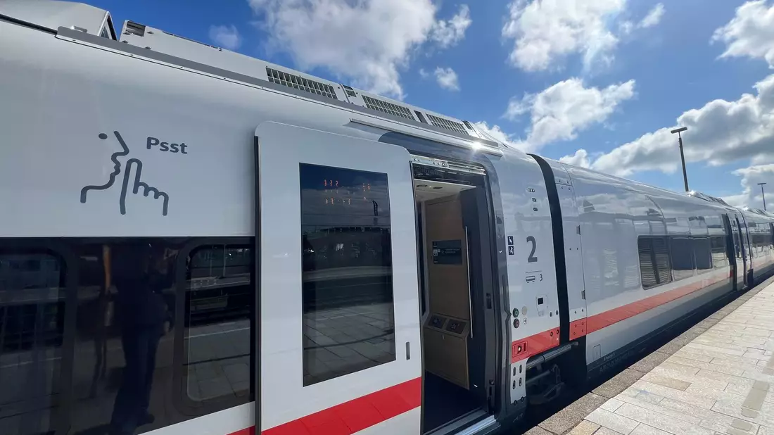 Der ICE L stammt vom spanischen Hersteller Talgo und ähnelt optisch eher den IC-Fernzügen des Konzerns.  - Bild: Lea Albert/dpa
