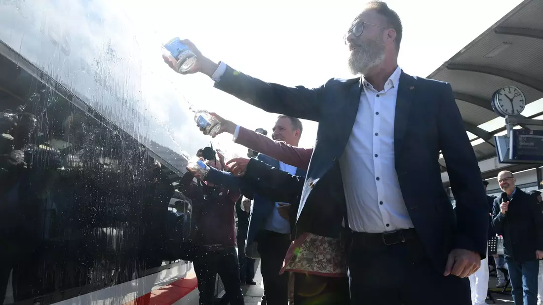 Bereits ab dem 1. Mai rollt der neue ICE L laut Bahn mehrmals täglich von Hamburg nach Westerland (Sylt) - jetzt wurde er getauft.  - Bild: Lea Albert/dpa