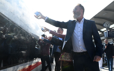 Bereits ab dem 1. Mai rollt der neue ICE L laut Bahn mehrmals täglich von Hamburg nach Westerland (Sylt) - jetzt wurde er getauft.  - Foto: Lea Albert/dpa
