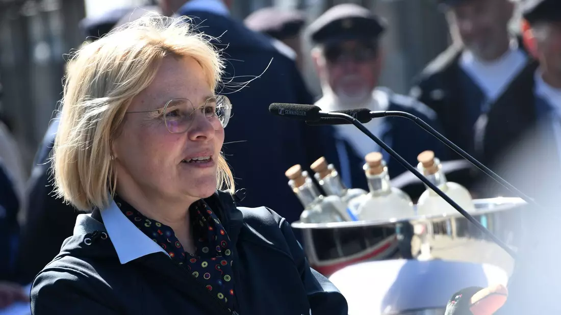 Franziska Junge, Leiterin des Nationalparks Schleswig-Holsteinisches Wattenmeer, hält es für wichtig, auf klimafreundliche Mobilität zu setzen. - Bild: Lea Albert/dpa