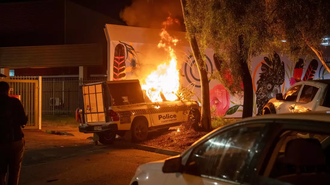 Ein Polizeifahrzeug brennt vor dem Krankenhaus in Alice Springs. - Bild: Rhett Hammerton/AAP Image/AP/dpa