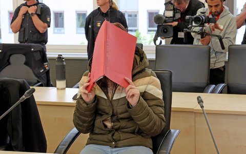 Am Landgericht Rostock wird der Prozess um den gewaltsamen Tod des achtjährigen Fabian aus Güstrow fortgesetzt. - Foto: Bernd Wüstneck/dpa