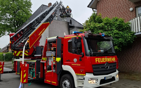 FW Bocholt: Feuerwehr verhindert Brandausbreitung auf Dachgeschoss - Foto: presseportal.de