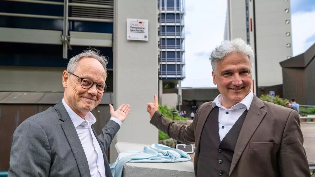 SWR als Ort deutscher Demokratiegeschichte gewürdigt / Plakette am Funkhaus Stuttgart enthüllt / Auch Baden-Baden und Mainz wurden ausgezeichnet - Bild: presseportal.de