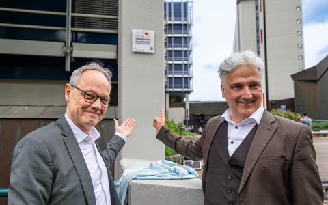 SWR als Ort deutscher Demokratiegeschichte gewürdigt / Plakette am Funkhaus Stuttgart enthüllt / Auch Baden-Baden und Mainz wurden ausgezeichnet - Foto: presseportal.de