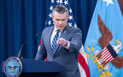 Laut US-Verteidigungsminister Pete Hegseth ist die Waffenruhe trotz aktueller Spannungen noch in Kraft.  - Foto: Kevin Wolf/FR33460 AP/AP/dpa