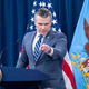 Laut US-Verteidigungsminister Pete Hegseth ist die Waffenruhe trotz aktueller Spannungen noch in Kraft.  - Foto: Kevin Wolf/FR33460 AP/AP/dpa