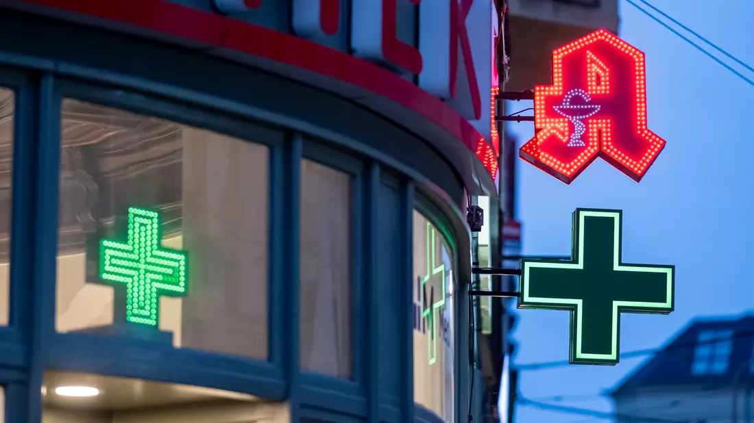 Die Zahl der Apotheken ist seit Jahresbeginn weiter gesunken. (Archivbild)  - Bild: Fabian Sommer/dpa