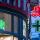 Die Zahl der Apotheken ist seit Jahresbeginn weiter gesunken. (Archivbild)  - Foto: Fabian Sommer/dpa