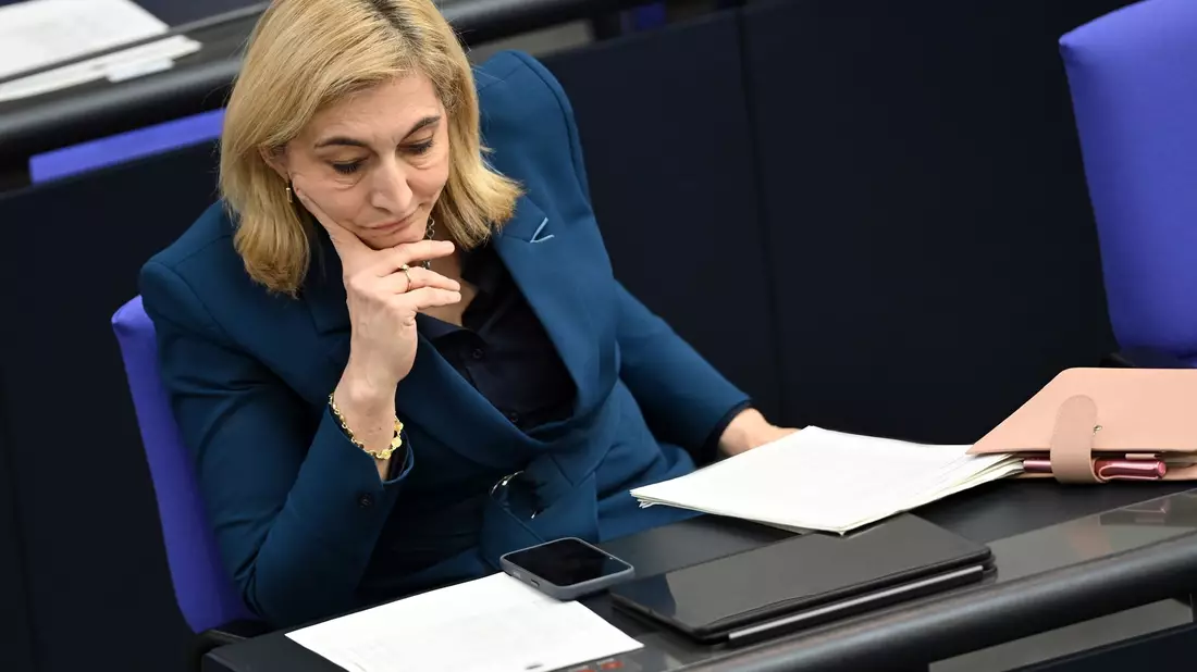 Ministerin Warken kündigte eine Anhebung des Fix-Honorars an. (Archivbild) - Bild: Lilli Förter/dpa