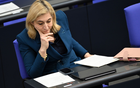 Ministerin Warken kündigte eine Anhebung des Fix-Honorars an. (Archivbild) - Foto: Lilli Förter/dpa