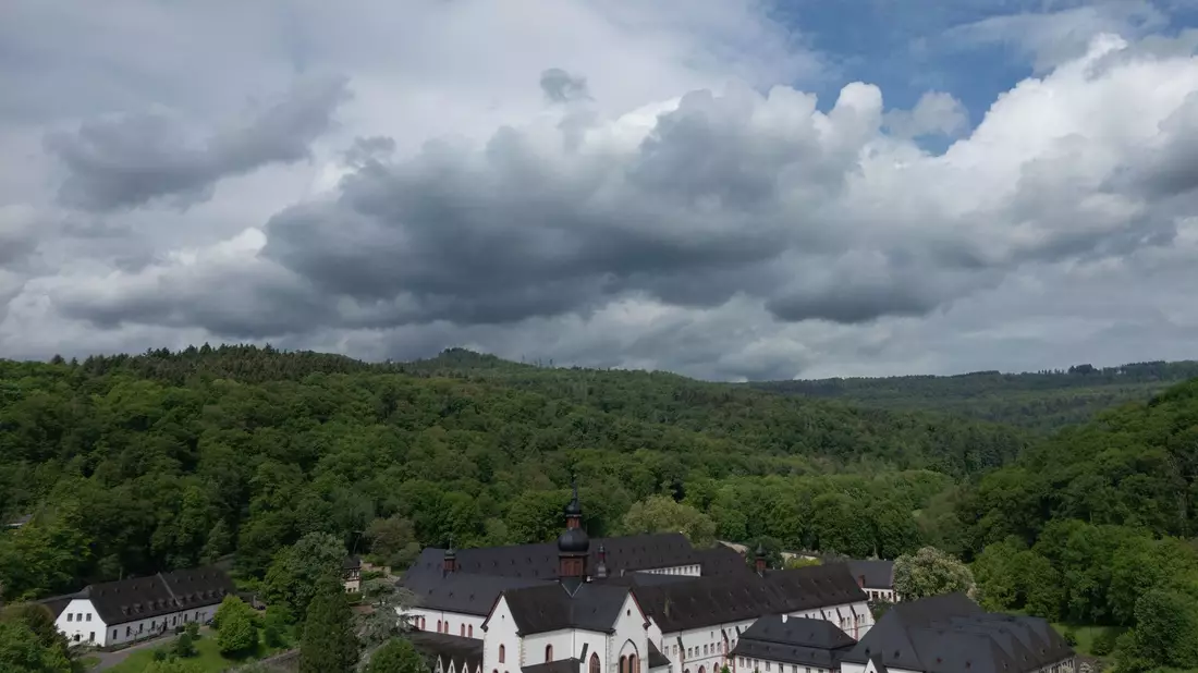 Dunkle Wolken können heute Gewitter und Starkregen bringen.   - Bild: Boris Roessler/dpa