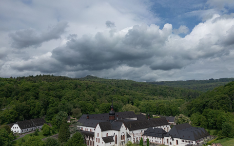 Dunkle Wolken können heute Gewitter und Starkregen bringen.   - Foto: Boris Roessler/dpa