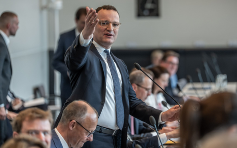 Im Amt bestätigt: Unions-Fraktionschef Jens Spahn.  - Foto: Michael Kappeler/dpa